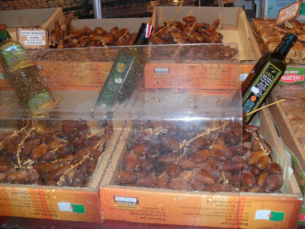 Kurma Tunisia Grosir (Deglet Noor / Tangkai Stem-On)